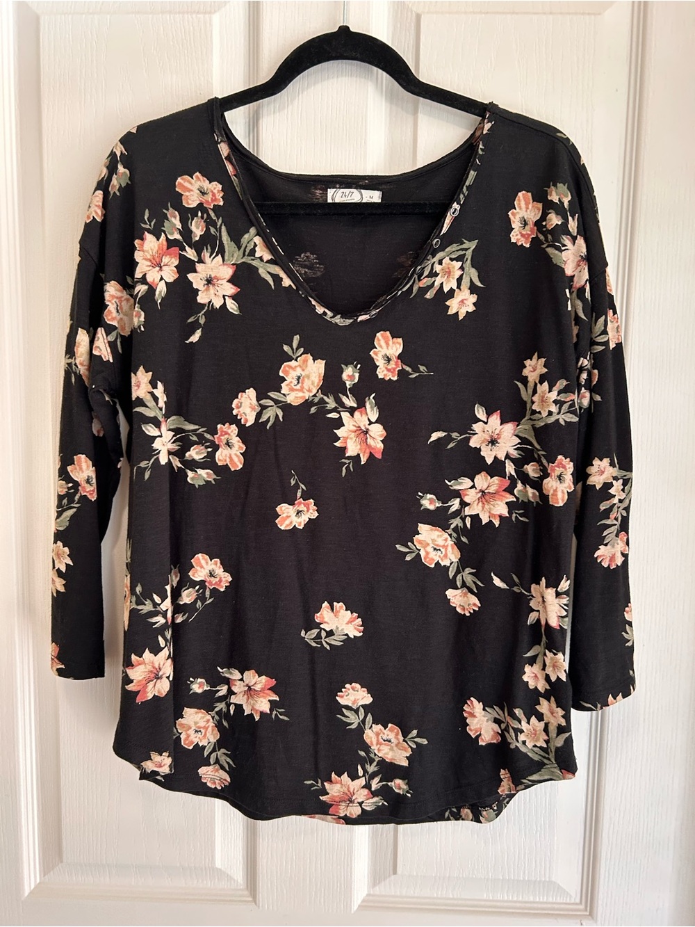 🌸 Maurices Black Long Sleeve Floral V-Neck Top 🌸